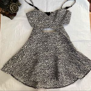 DO+BE's black and white print mini dress has triangle shaped designs size L